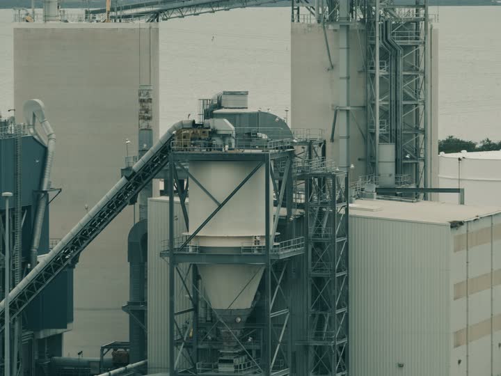 Industrial processing plant with storage silos